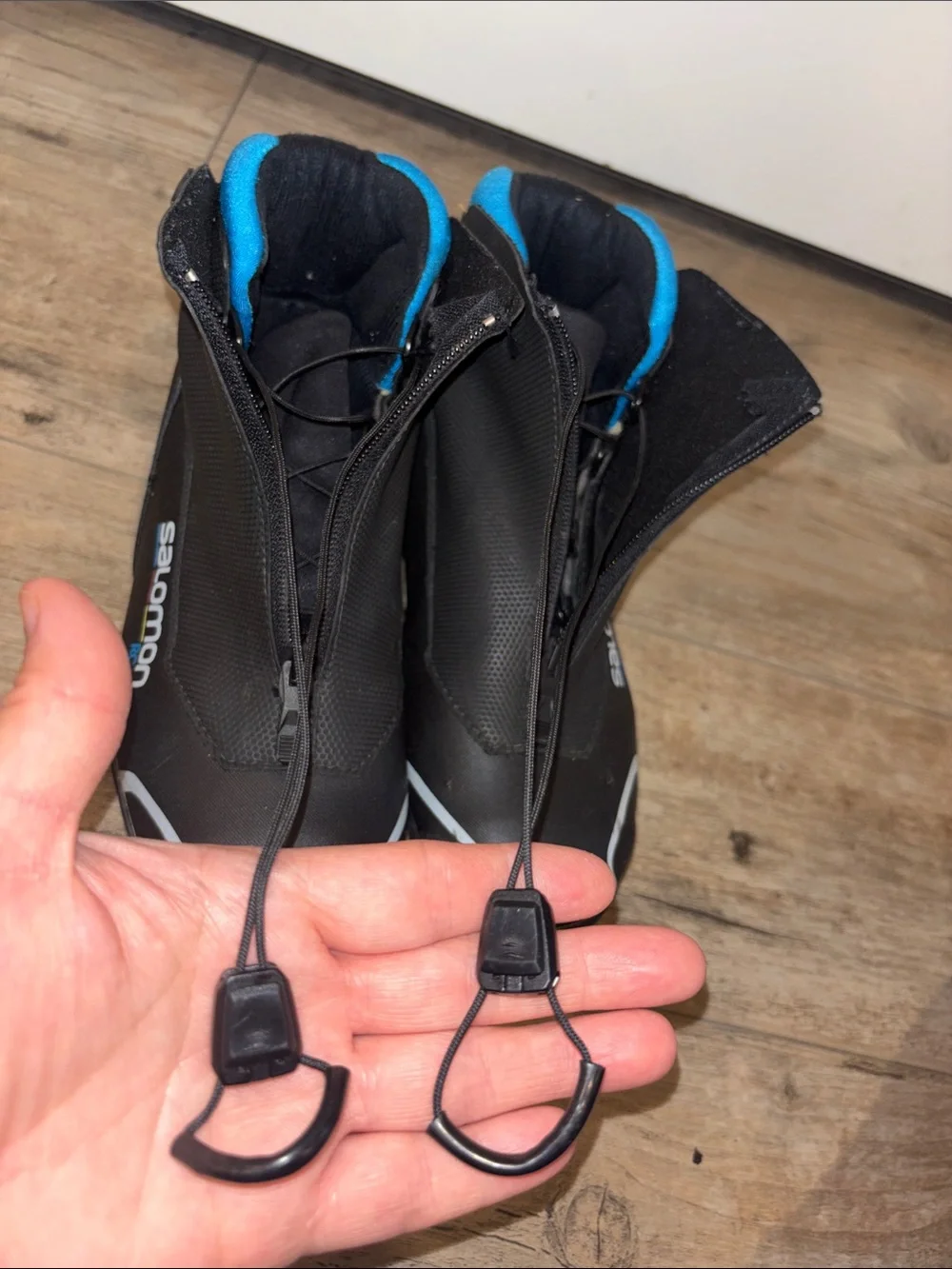 Salomon Nordic Ski Boots in Black with Blue Lining Size 2.5